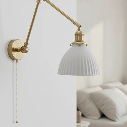 Aplique de pared vintage de latón con pantalla de cerámica abovedada