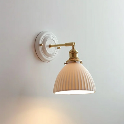 Aplique de pared de cerámica con pantalla de cúpula ranurada