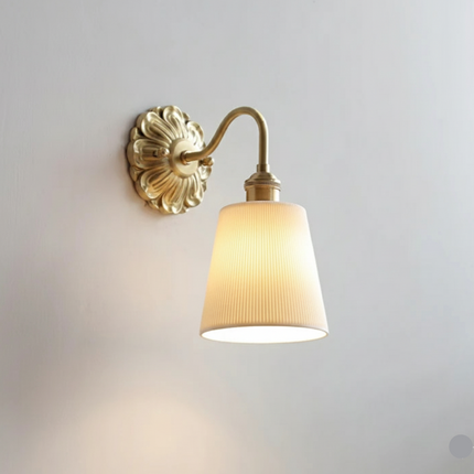Vintage-Keramikwandleuchte mit geriffeltem Schirm und warmem Messing