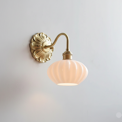 Vintage-Wandleuchte mit sanft gerilltem Opalglas und Messingarm