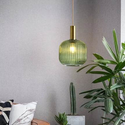Elegante Pendelleuchte im Retro-Design aus farbigem Glas