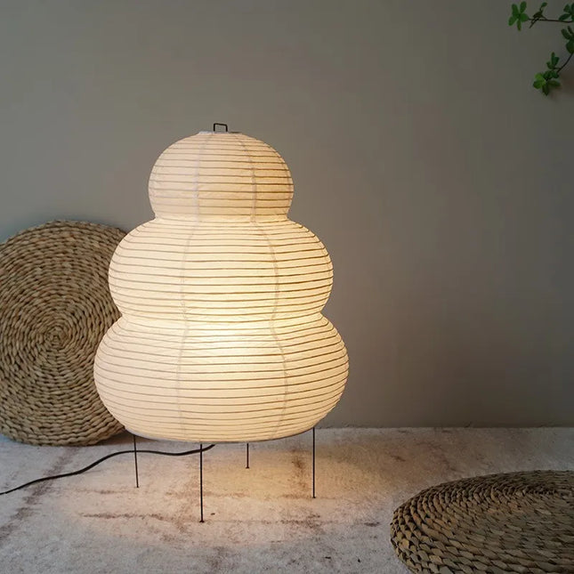 Lampe de Papier Japonais illuminant une pièce avec une lumière douce et sereine.
