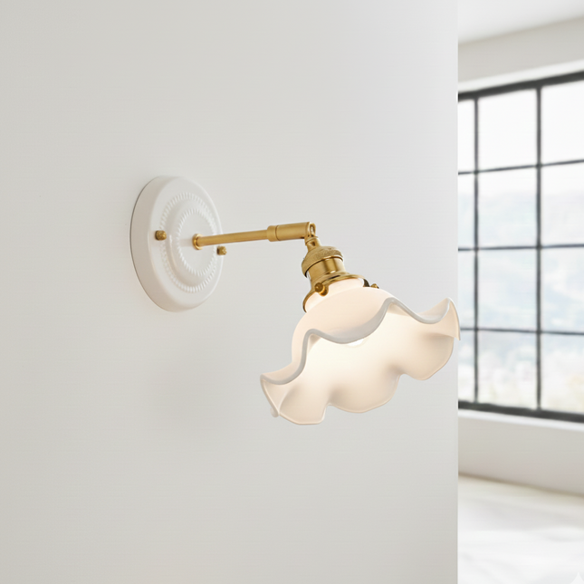 Aplique de cerámica blanca y cobre dorado