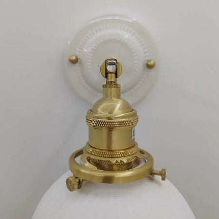 Aplique de pared de cerámica con pantalla de cúpula ranurada