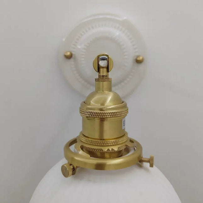 Aplique de pared de cerámica con pantalla de cúpula ranurada