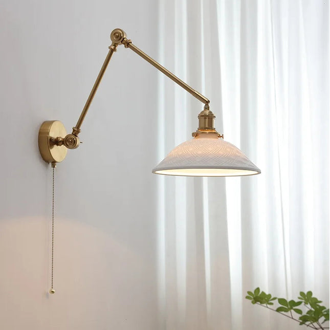 Aplique de pared vintage de latón con gran pantalla de cerámica.