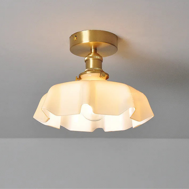 Moderne gewellte Deckenleuchte aus Milchglas