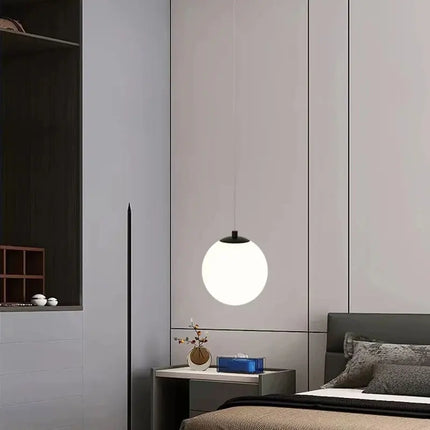Kugelförmige Pendelleuchte aus weißem Glas