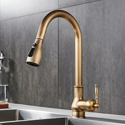 Antiker Messinghahn im Vintage-Design