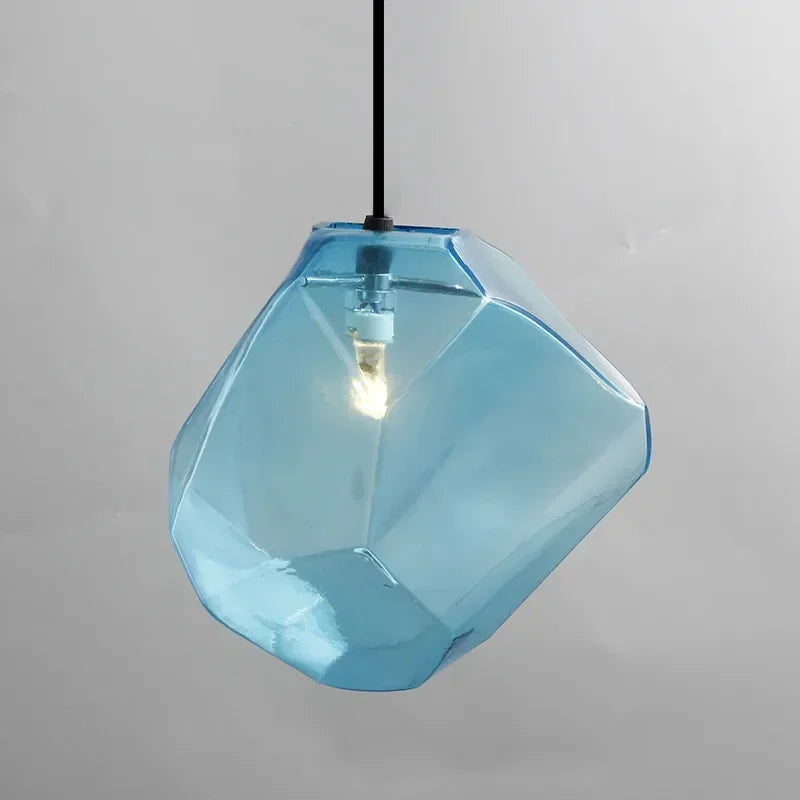 Moderne Pendelleuchte aus farbigem Glasstein