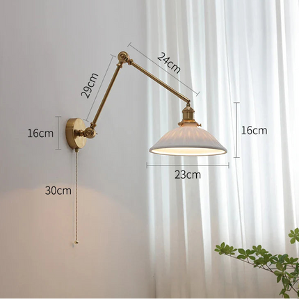 Aplique de pared vintage de latón con gran pantalla de cerámica.