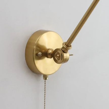 Aplique de pared vintage de latón con pantalla de cerámica abovedada