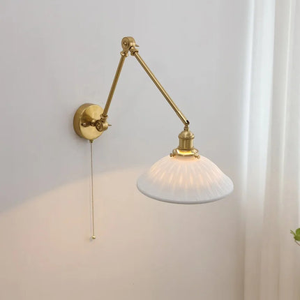 Aplique de pared vintage de latón con gran pantalla de cerámica.
