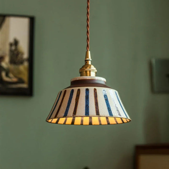 Keramische Pendelleuchte mit handbemaltem Streifenmuster