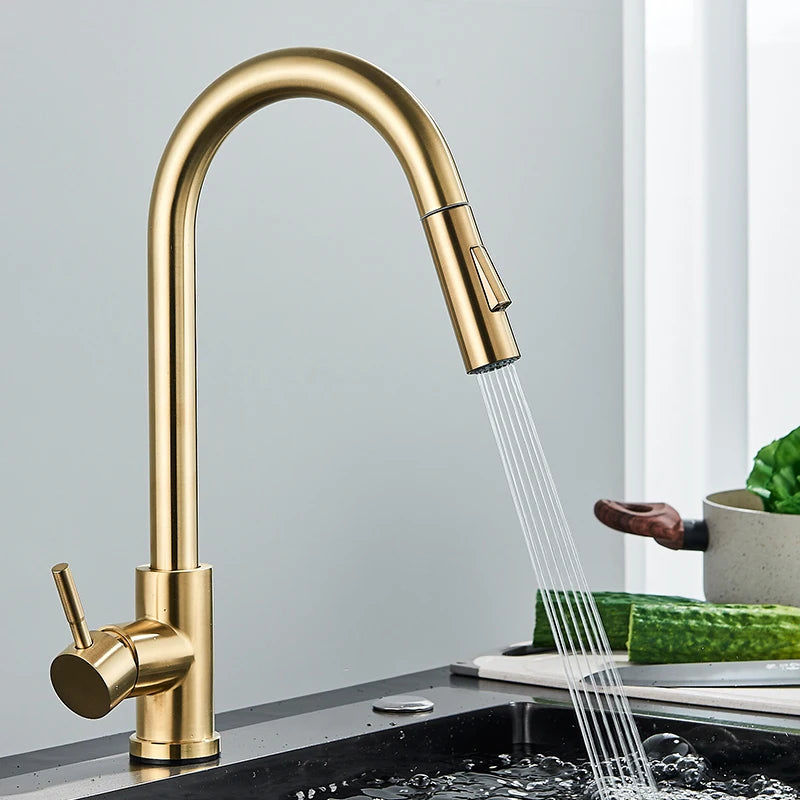 Minimalistischer goldener, verstellbarer hoher Wasserhahn