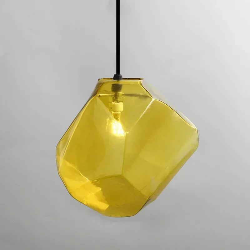 Moderne Pendelleuchte aus farbigem Glasstein