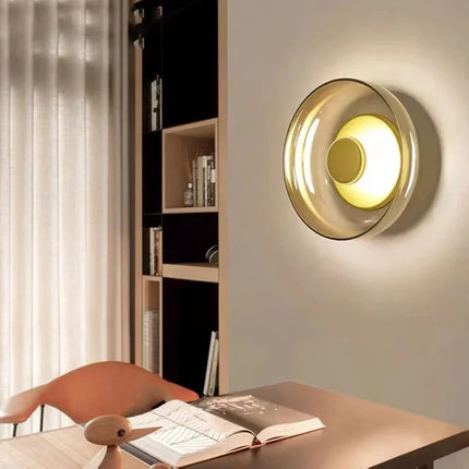 Künstlerische Wandleuchte aus farbigem Glas