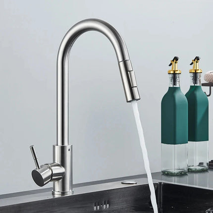 Minimalistischer, verstellbarer Wasserhahn in Gold