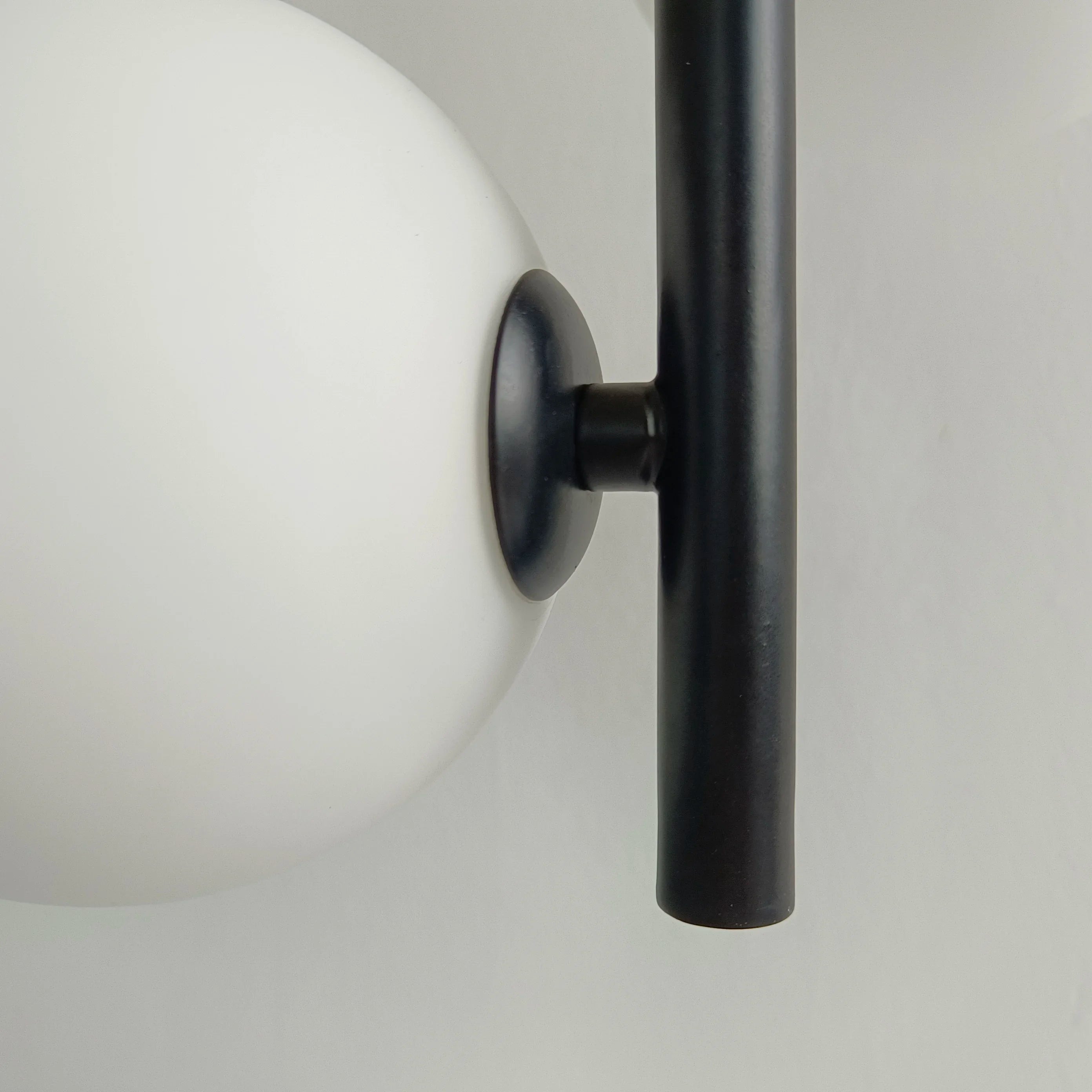 Nordische moderne LED-Pendelleuchte mit vertikalem Arm