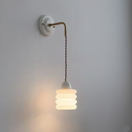 Glas-Wandleuchte mit sanftem Wellendesign und elegantem Kupferarm