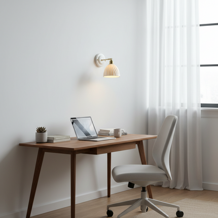 Aplique de pared vintage con pantalla de cerámica ranurada y brazo de latón.