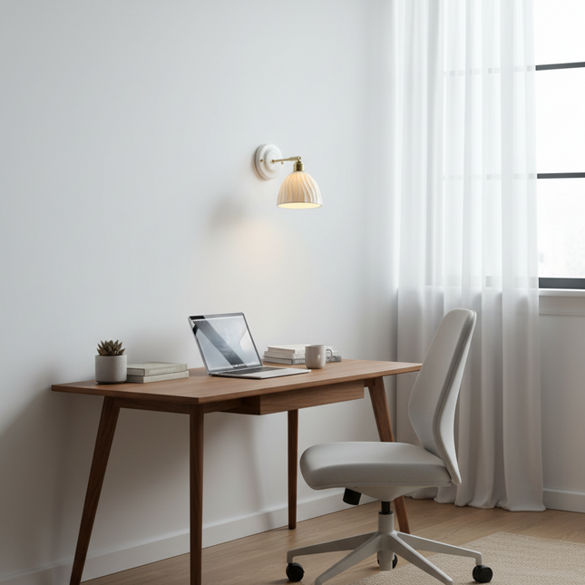 Aplique de pared vintage con pantalla de cerámica ranurada y brazo de latón.