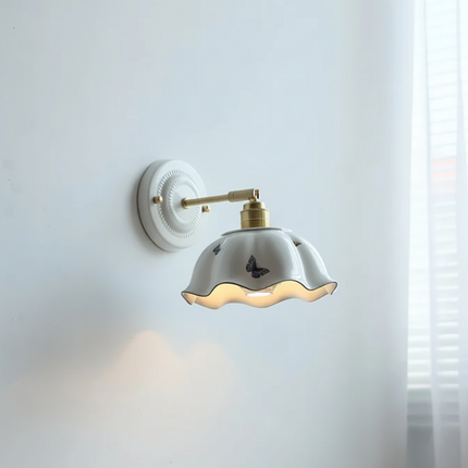 Aplique de pared con pantalla de cerámica ondulada y motivos de mariposas