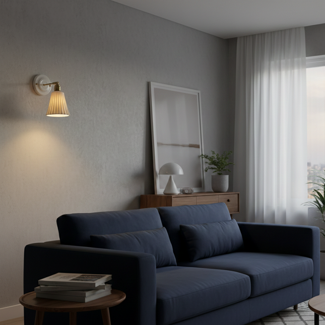 Aplique de pared vintage con pantalla de cerámica acanalada larga y brazo de latón.