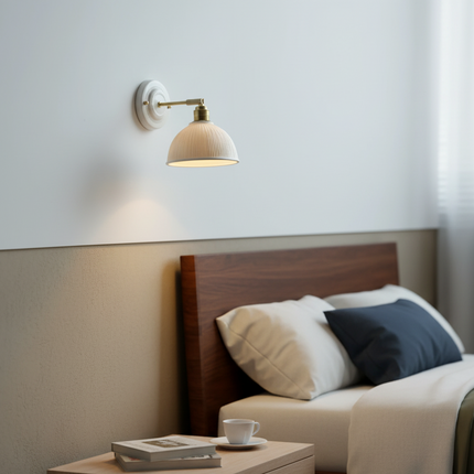 Aplique de pared vintage con pantalla de cerámica redonda ranurada y brazo de latón.