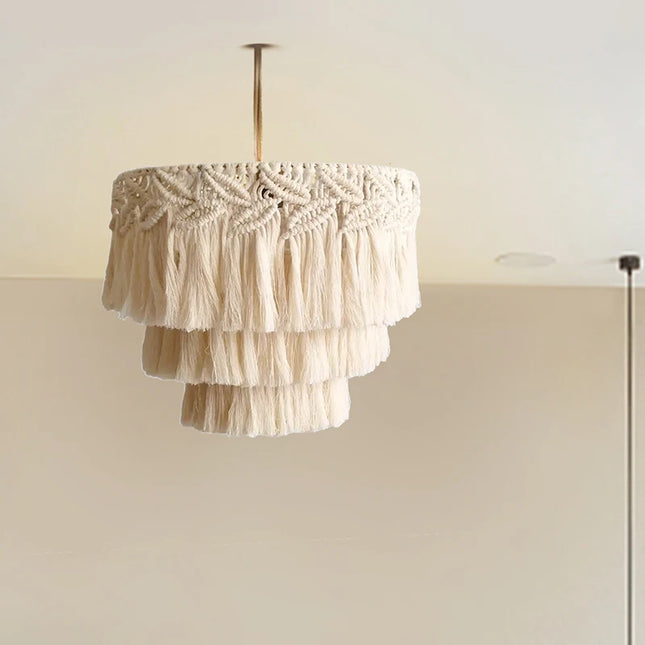 Abat-jour bohème en macramé tissé main coiffant une suspension de salon