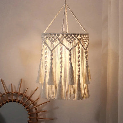 Abat-jour circulaire en macramé bohème coiffant une suspension de salon