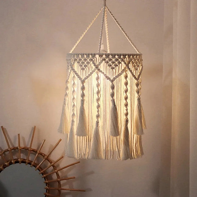 Abat-jour circulaire en macramé bohème coiffant une suspension de salon