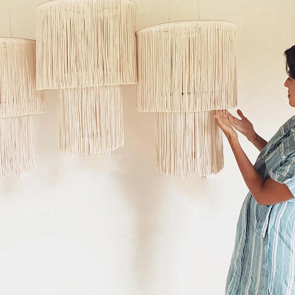 Abat-jour en macramé bohème créant un cocon dans une chambre