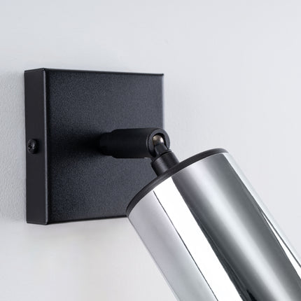 Détail de la plaque murale noire de l'Applique Acier Luxe