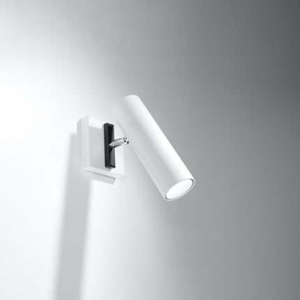 Applique acier orientable blanche fixée sur un mur gris, tête cylindrique inclinée