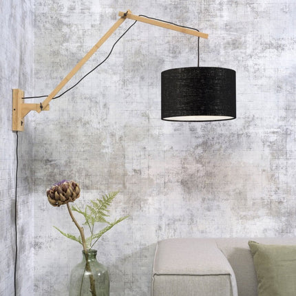 Applique murale Andes bambou et écolin noir installée au-dessus d'un canapé beige