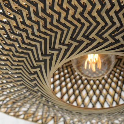 Vue intérieure du disque en bambou tressé de l'applique Bali avec ampoule allumée