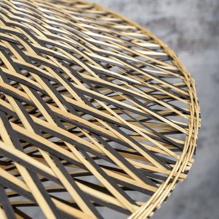 Gros plan sur le tressage en bambou noir et naturel de l'applique Bali