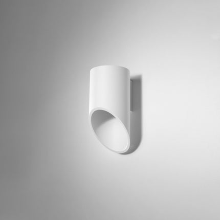 Applique murale Bambou 20 blanche en aluminium dans un salon