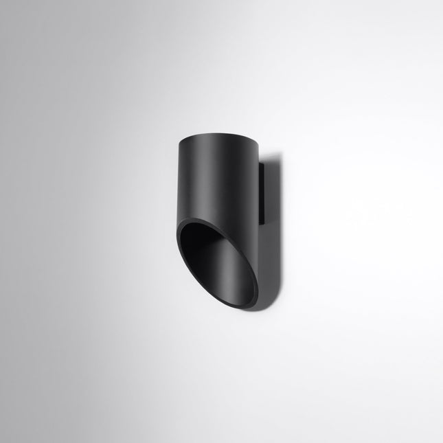 Applique murale Bambou 20 noire en aluminium dans un salon