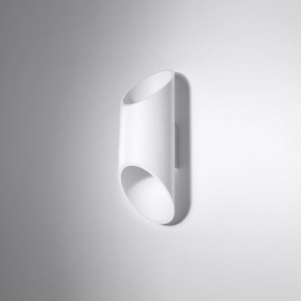 Applique murale Bambou 30 blanche en aluminium dans un salon