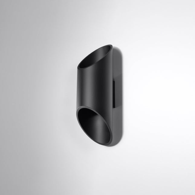 Applique murale Bambou 30 noire en aluminium dans un salon