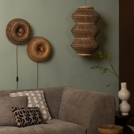 Deux appliques murales Barbados en bambou tressé et une suspension assortie au-dessus d'un canapé beige