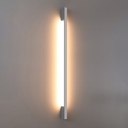 Applique Barre Contemporaine blanche allumée, halo blanc chaud diffusé le long du mur