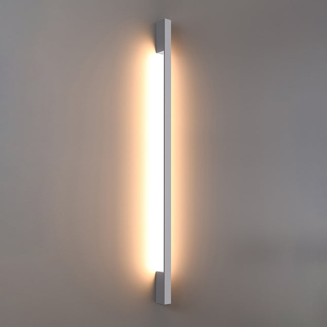 Applique Barre Contemporaine blanche allumée, halo blanc chaud diffusé le long du mur