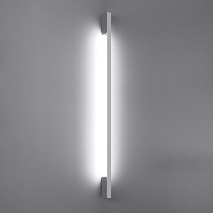 Applique Barre Contemporaine blanche allumée, halo blanc neutre diffusé le long du mur