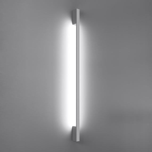 Applique Barre Contemporaine blanche allumée, halo blanc neutre diffusé le long du mur