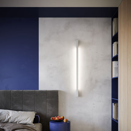 Applique Barre Contemporaine blanche allumée en tête de lit dans une chambre contemporaine