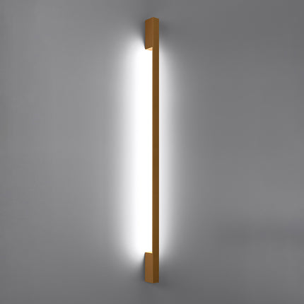 Applique Barre Contemporaine dorée allumée, halo blanc neutre diffusé le long du mur