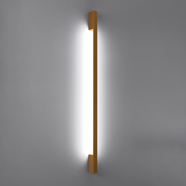 Applique Barre Contemporaine dorée allumée, halo blanc neutre diffusé le long du mur